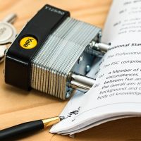 x99导航安全审校人员在安静办公室内对照清单检查收录标准的场景，桌面放着纸质检查表
